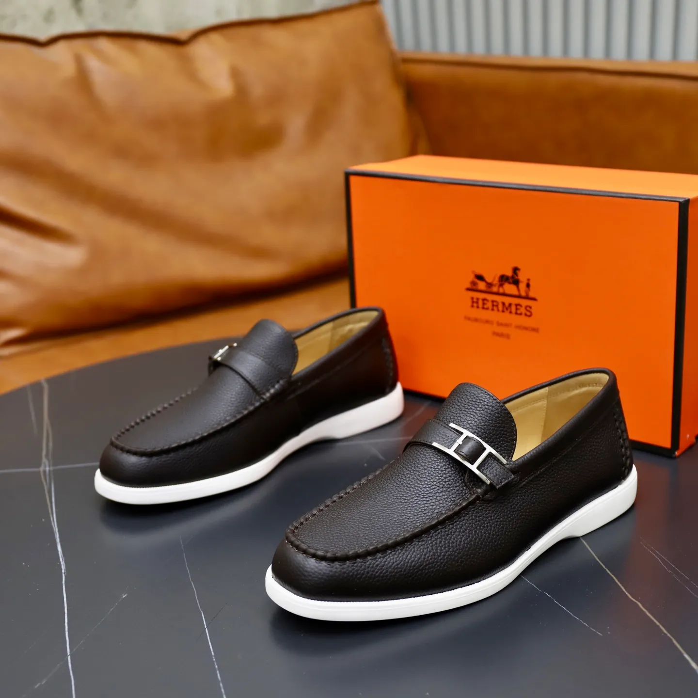 Ex-factory price: 560💰Hermès/Hermès slip-on men's shoes. This shoe is made of imported pebbled cowhide. It has simple and smooth lines and is combined with aerodynamically designed 3CM rubber foam ultra-light soles! Youthful and fashionable, classic H-shaped hardware buckle decoration, calf lining gently wraps the feet, with logo cowhide feet, casual and urban style, highlighting youthful vitality, sports and leisure version, super versatile, code number: 38-39-40-41-42-43-44 standard leather shoe size (45 can be customized but does not support returns)